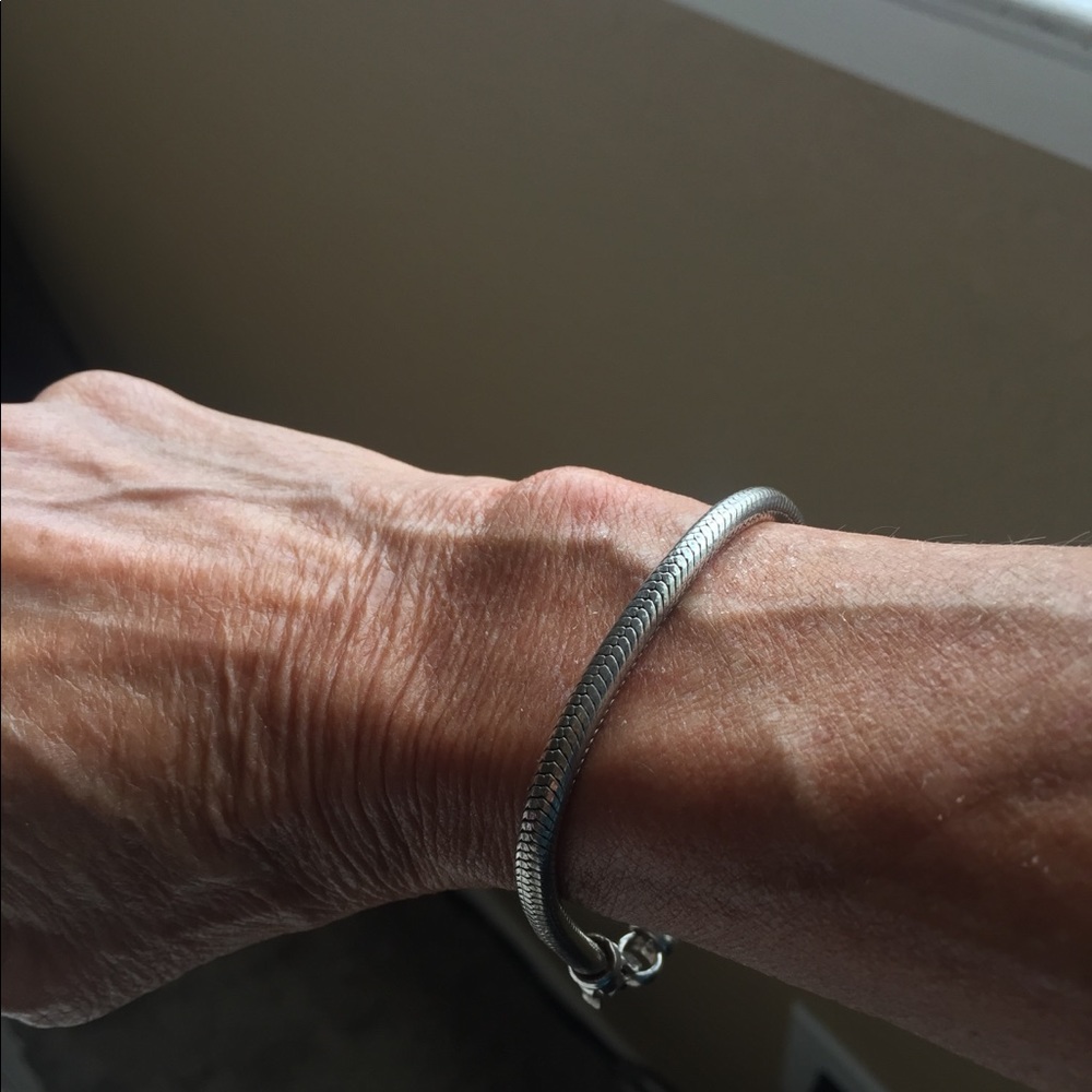 Silver Bracelet.Comfortable to wear and attractive. Gift box included 🎄